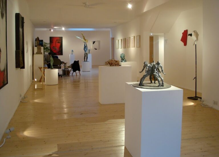 business image 0 254 768x551