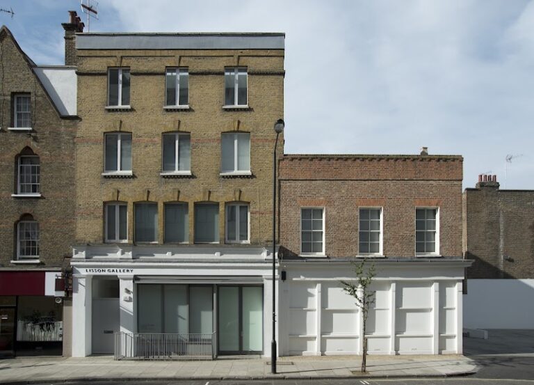 business image 0 255 768x553