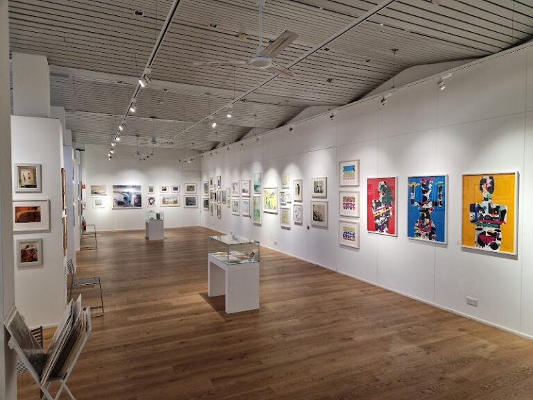 business image 0 265 768x576